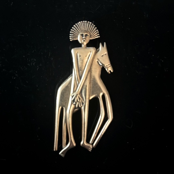 Sarah Burch gold pin - Picture 1 of 1